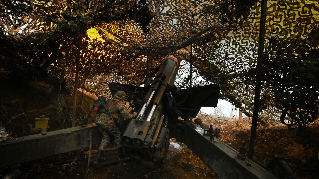 © РИА Новости / Станислав КрасильниковПерейти в медиабанк<br>Артиллерийский расчет пушки 2А36 