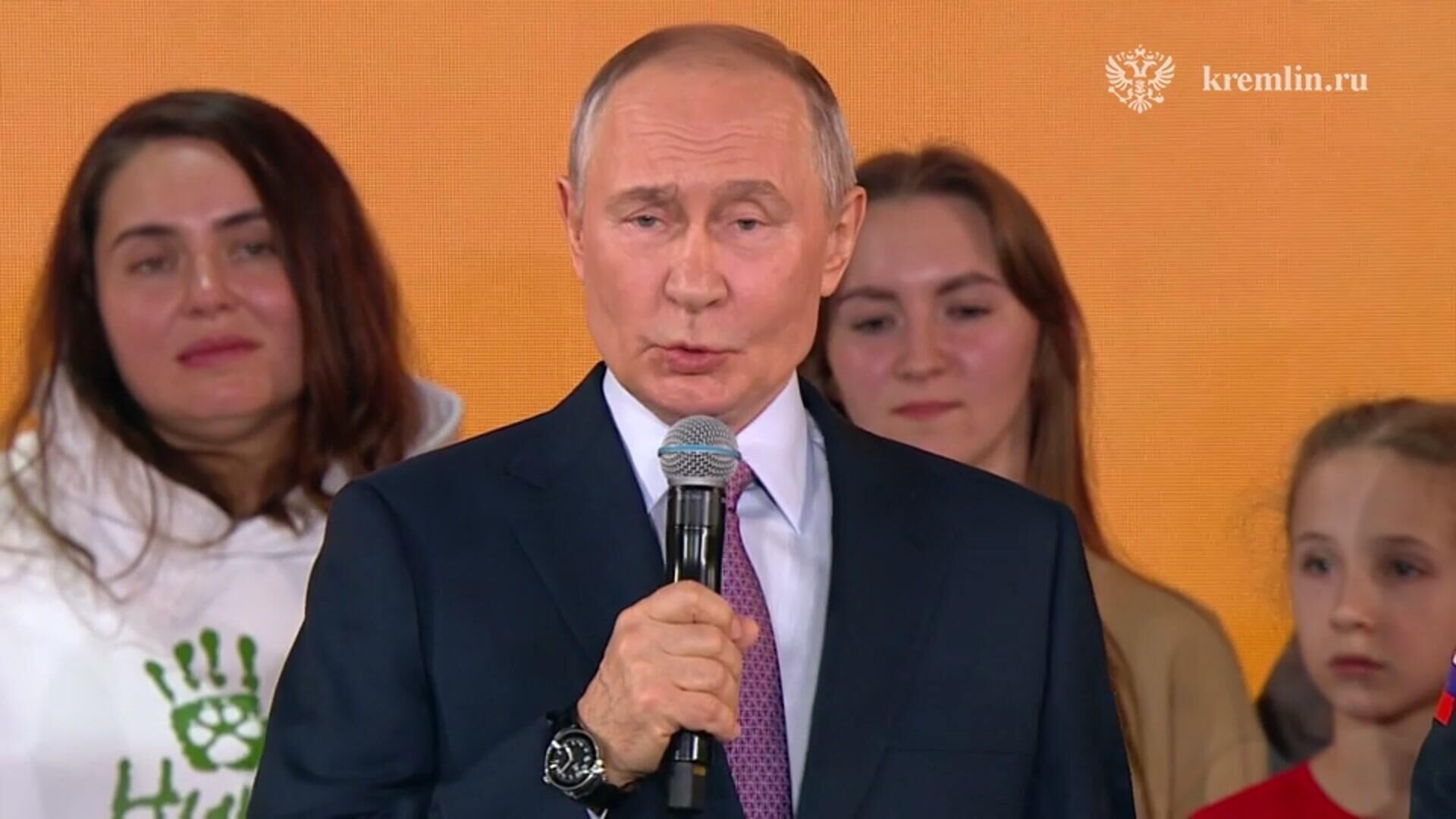 Путин: Низкий поклон всем людям, кто исполняет свой долг перед нашим Отечеством - РИА Новости, 1920, 05.12.2024