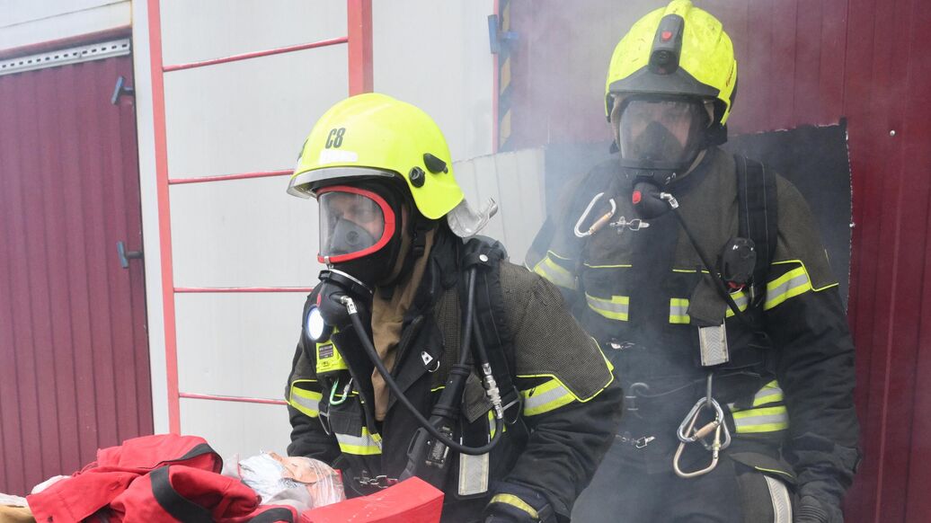 © РИА Новости / Илья ПиталевПерейти в медиабанк<br>Пожарные. Архивное фото