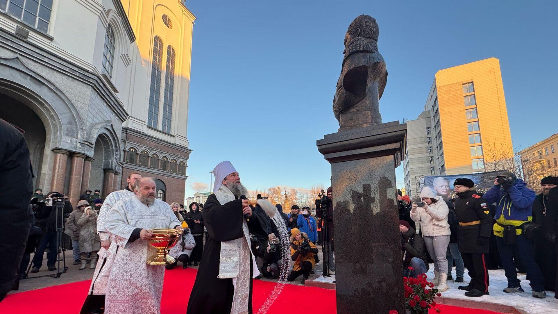 Памятный бюст Александра I установили перед Храмом-памятником на Крови в Екатеринбурге  - РИА Новости, 1920, 06.12.2024