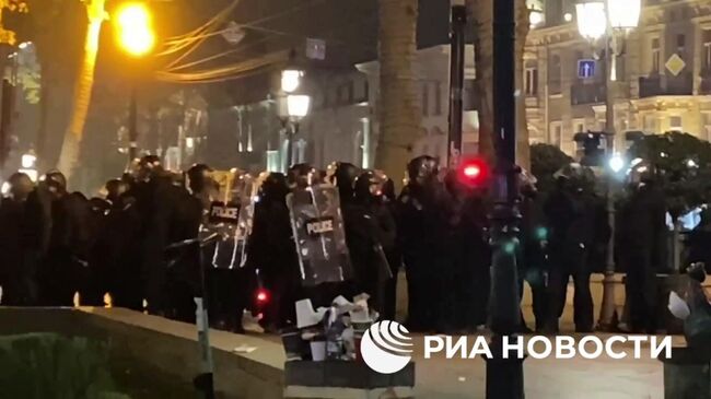 Полиция водометами оттесняет протестующих с проспекта Руставели в Тбилиси