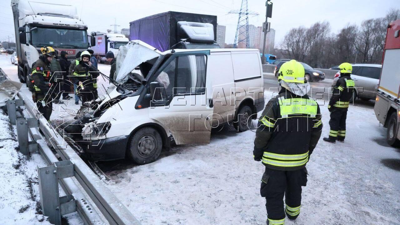 Последствия массового ДТП на внешней стороне 2-го километра МКАД. 7 декабря 2024 - РИА Новости, 1920, 07.12.2024