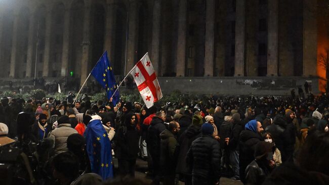 Участники акции протеста оппозиции в Тбилиси