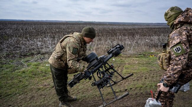 Украинские военные запускают беспилотник Баба Яга