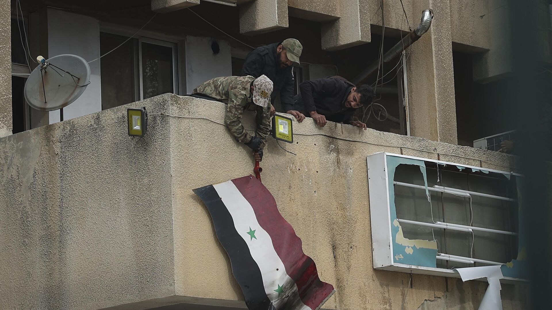 Боевики сбрасывают флаг Сирийской Арабской Республики с правительственного здания в Саламии, Сирия - РИА Новости, 1920, 08.12.2024