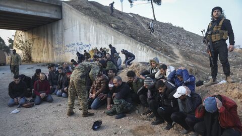 Захваченные в плен вооруженной оппозицией правительственные солдаты на дороге между Хомсом и Дамаском, Сирия