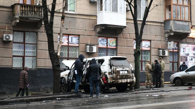 Белый Toyota Land Cruiser Prado, поврежденный взрывом, на улице в центре Донецка