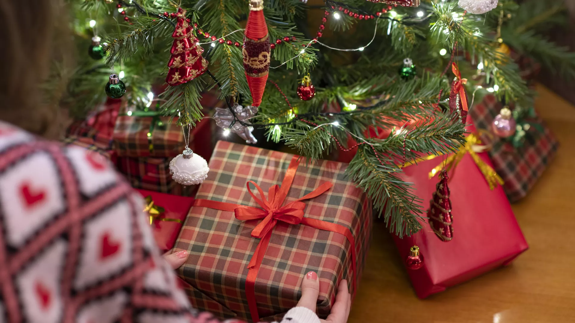 РИА Новости: россияне не хотят получать на Новый год магнитики и безделушки