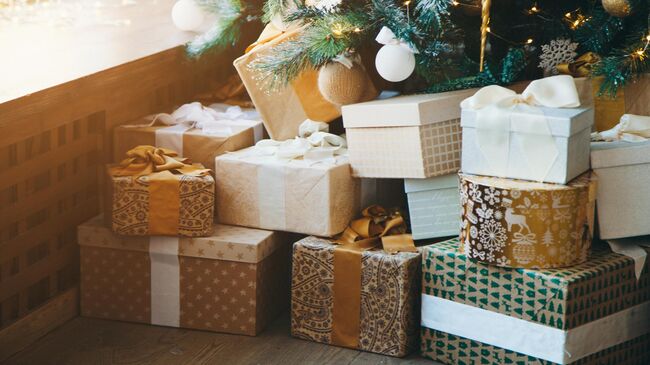 Новогодние подарки под елкой 