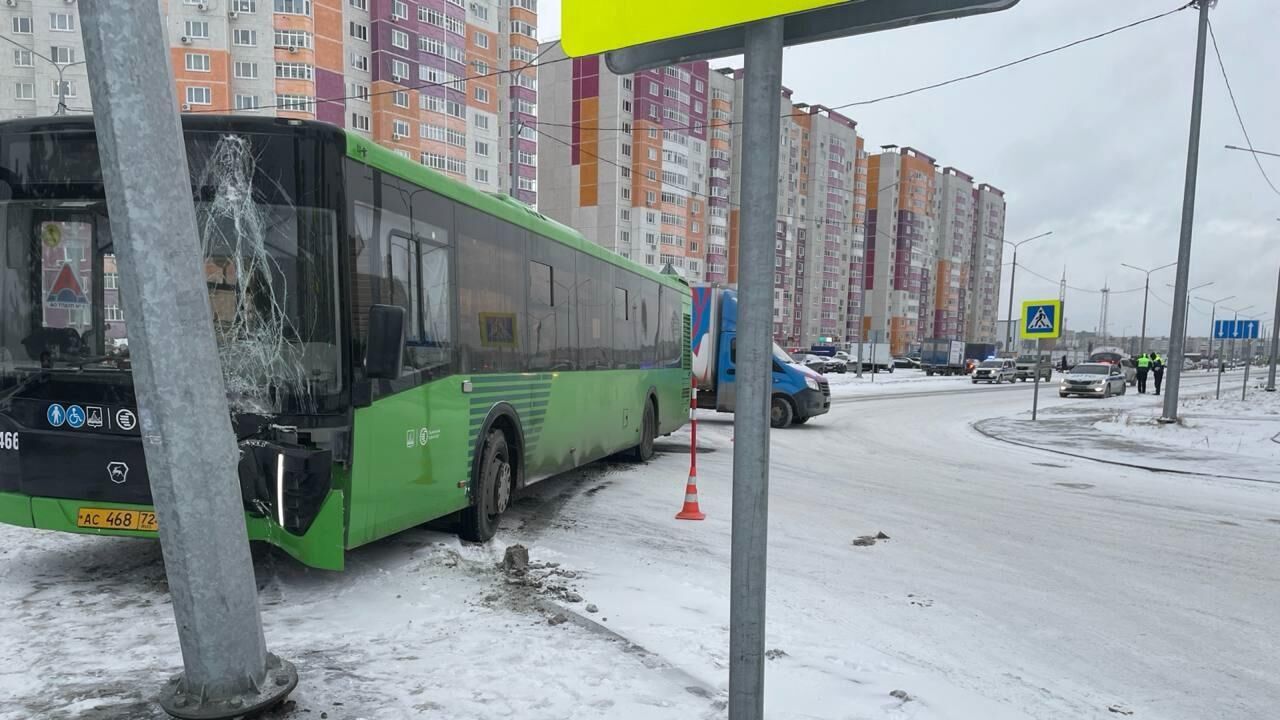 Автобус въехал в опору ЛЭП в Тюмени - РИА Новости, 1920, 10.12.2024