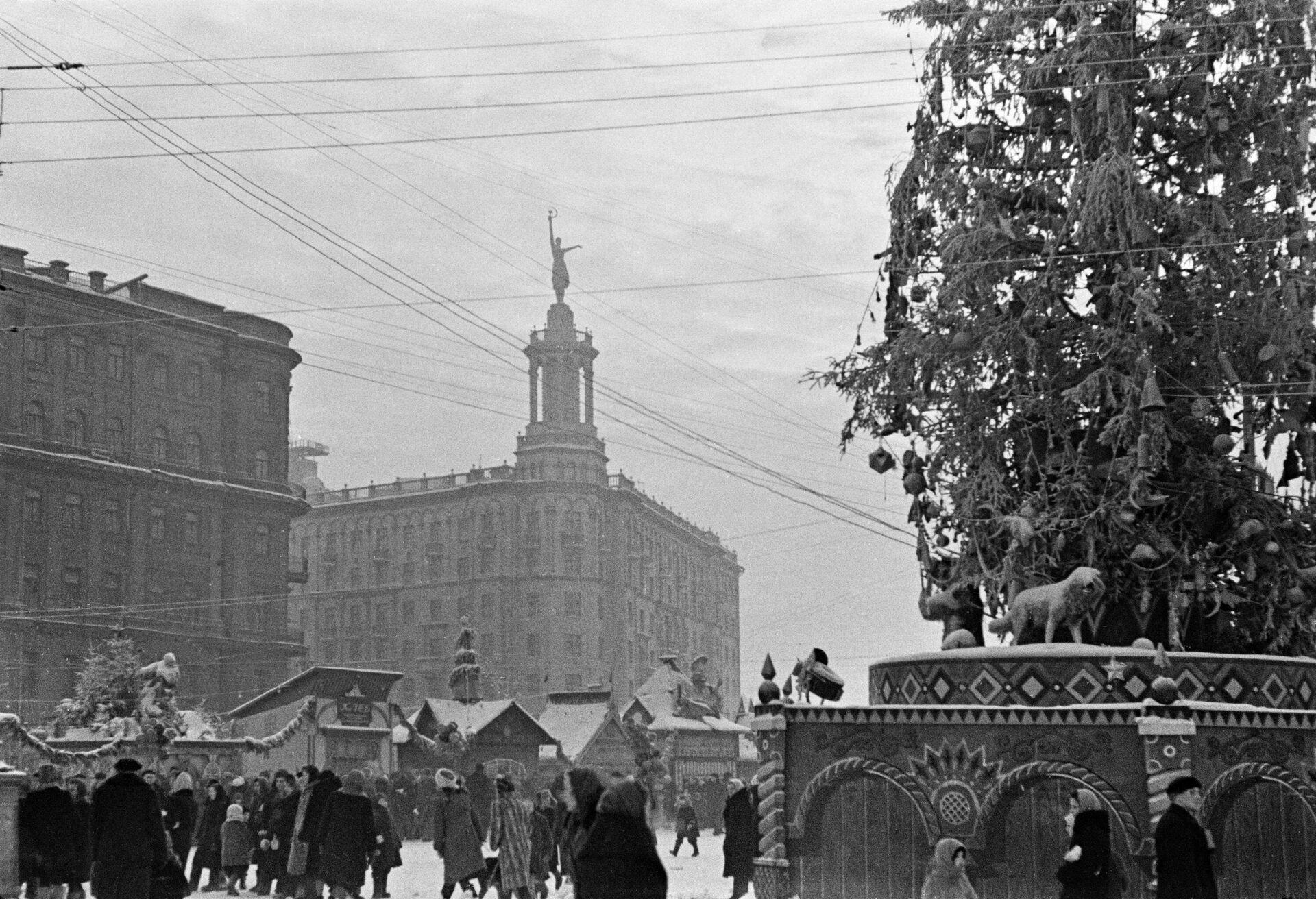 Новогодняя ярмарка на Пушкинской площади. Москва, 1947 год - РИА Новости, 1920, 10.12.2024