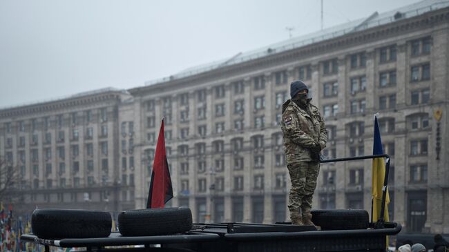 Военнослужащая во время траурной церемонии в Киеве