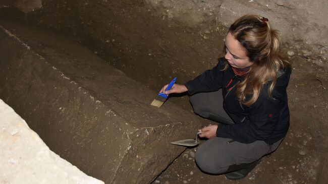 Известняковый саркофаг, обнаруженный во время раскопок в церкви Святого Николая в районе Демре, Анталья