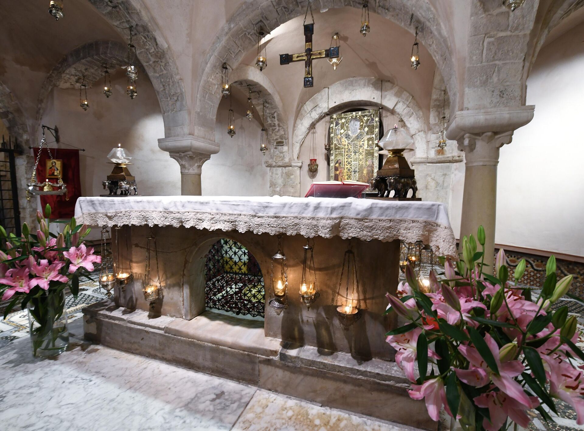 Комната с мощами святого Николая в Папской базилике в Бари - РИА Новости, 1920, 12.12.2024