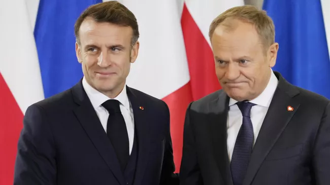 Президент Франции Эмманюэль Макрон и премьер-министр Польши Дональд Туск во время встречи в Варшаве