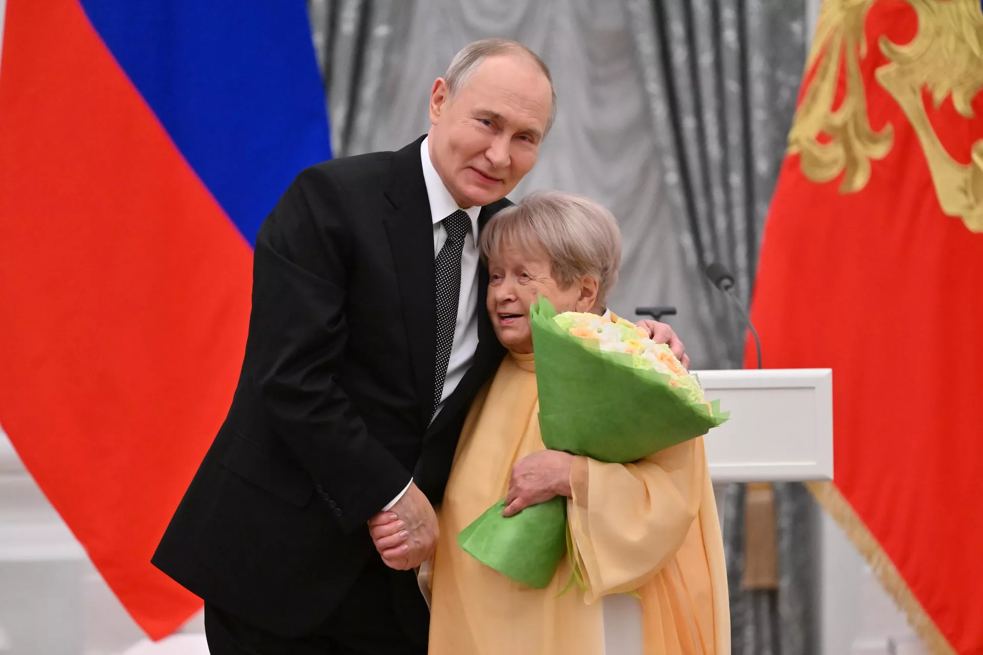 Президент РФ Владимир Путин композитор Александра Пахмутова на церемонии вручения государственных наград выдающимся россиянам - РИА Новости, 1920, 12.12.2024