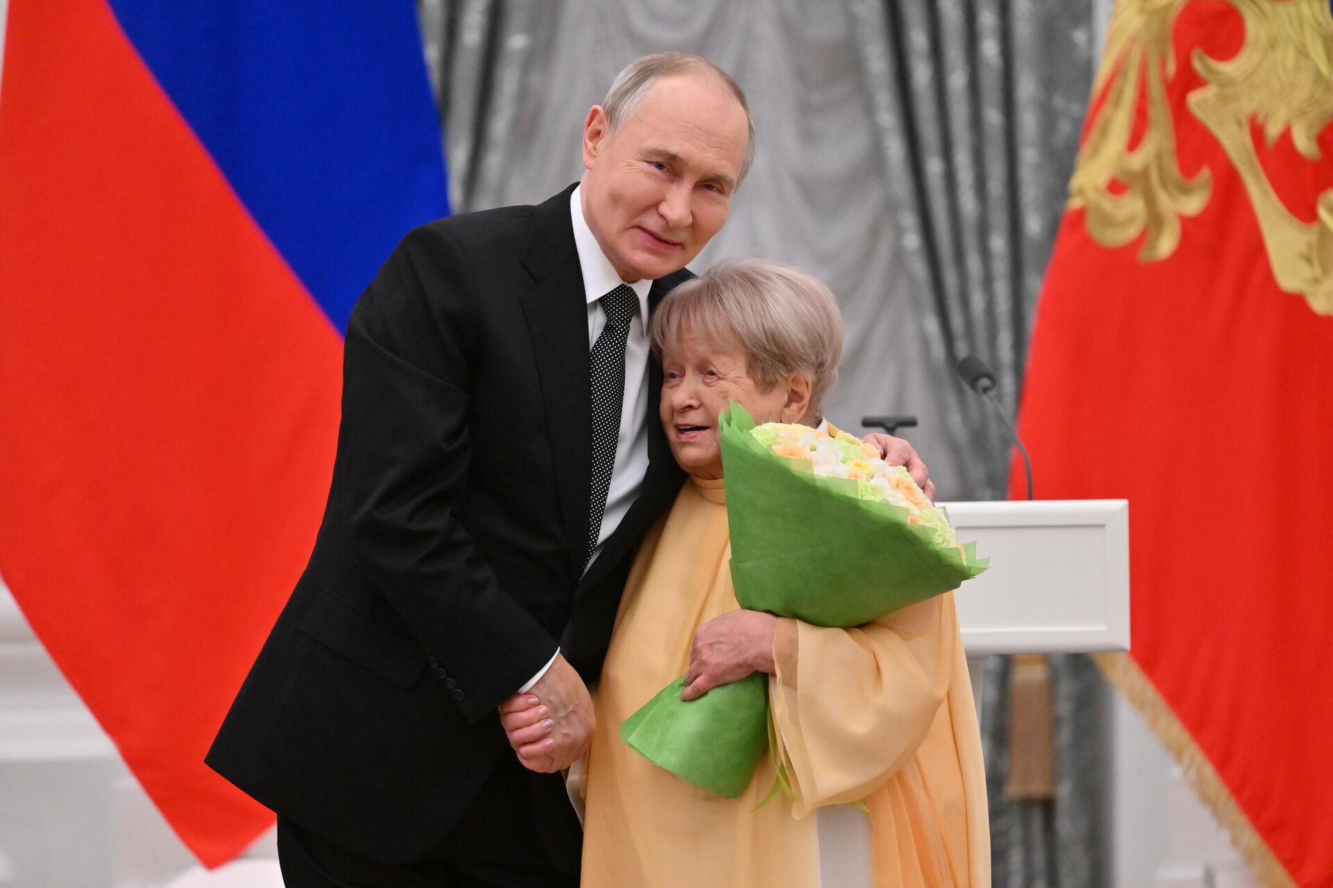 Президент РФ Владимир Путин композитор Александра Пахмутова на церемонии вручения государственных наград выдающимся россиянам Президент РФ Владимир Путин композитор Александра Пахмутова на церемонии вручения государственных наград выдающимся россиянам - РИА Новости, 1920, 12.12.2024