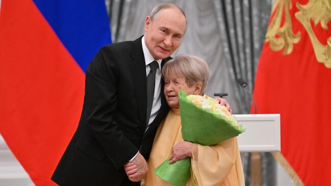 Президент РФ Владимир Путин композитор Александра Пахмутова на церемонии вручения государственных наград выдающимся россиянам