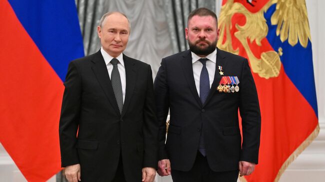 Президент РФ Владимир Путин вручил медаль Золотая Звезда Героя России военному корреспонденту Евгению Поддубному