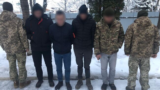 Украинские пограничники задержали четверых мужчин, которые незаконно пытались бежать с Украины в Румынию