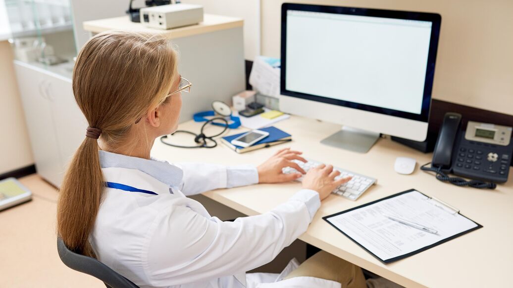 © iStock.com / SeventyFour<br>Врач за работой в медицинском кабинете. Архивное фото