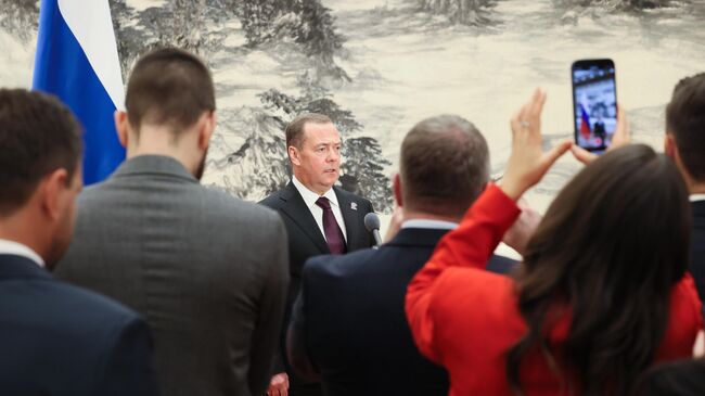 Медведев рассказал о визите в Пекин