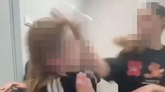 Школьницы избили сверстницу в Котельниках. Кадр видео
