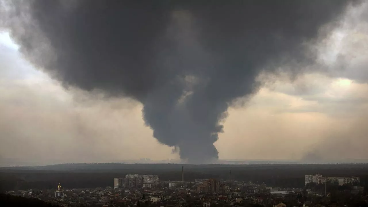 Fumée dans le ciel au-dessus du quartier Buchansky de la région de Kiev - RIA Novosti, 1920, 13/12/2024