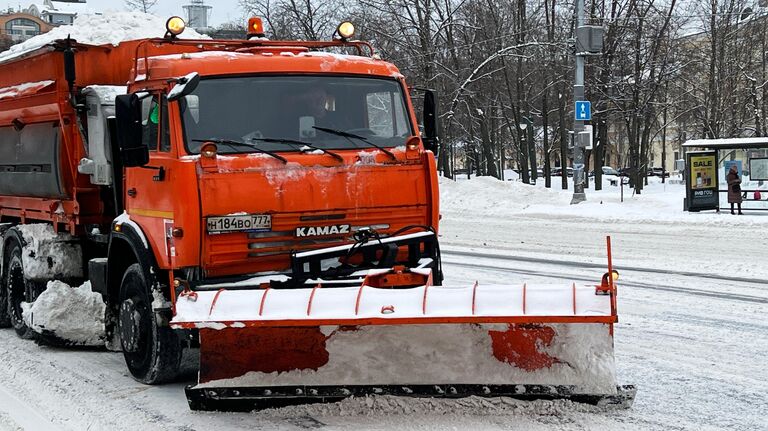 Снегоуборочная техника на улице Москвы