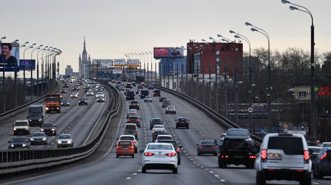 Автомобили едут по улице Мневники в Москве