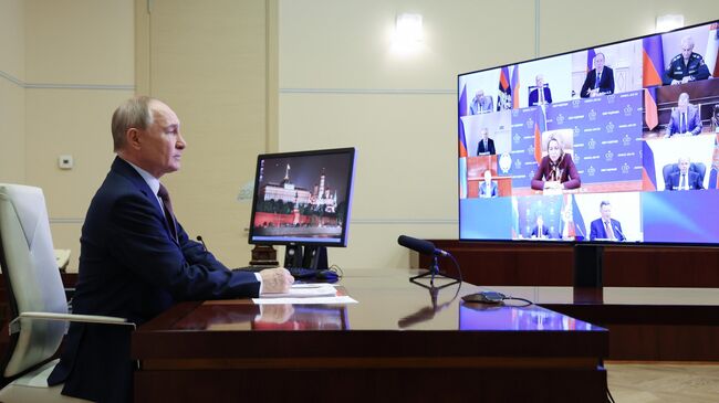 Президент РФ Путин проводит  совещание с постоянными членами Совета Безопасности РФ