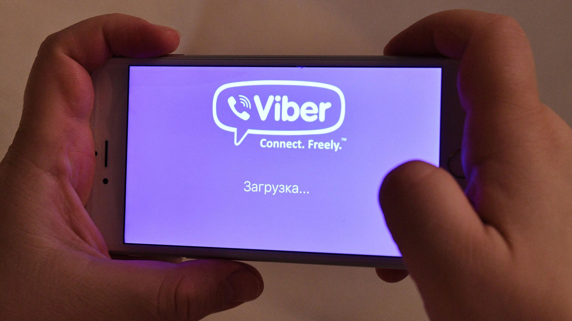 Логотип мессенджера Viber на экране смартфона - РИА Новости, 1920, 13.12.2024