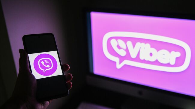 Логотип мессенджера Viber на экране смартфона и компьютера