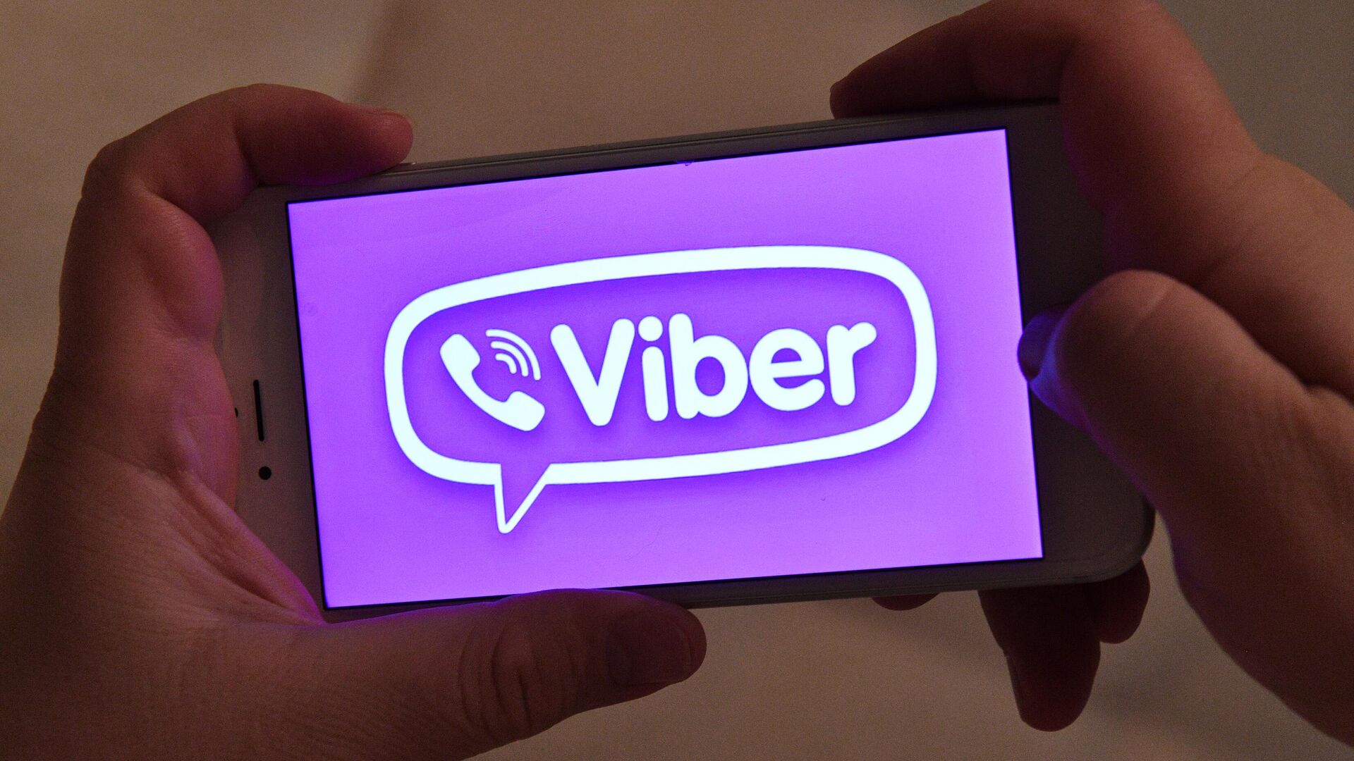 Логотип мессенджера Viber на экране смартфона - РИА Новости, 1920, 23.12.2024