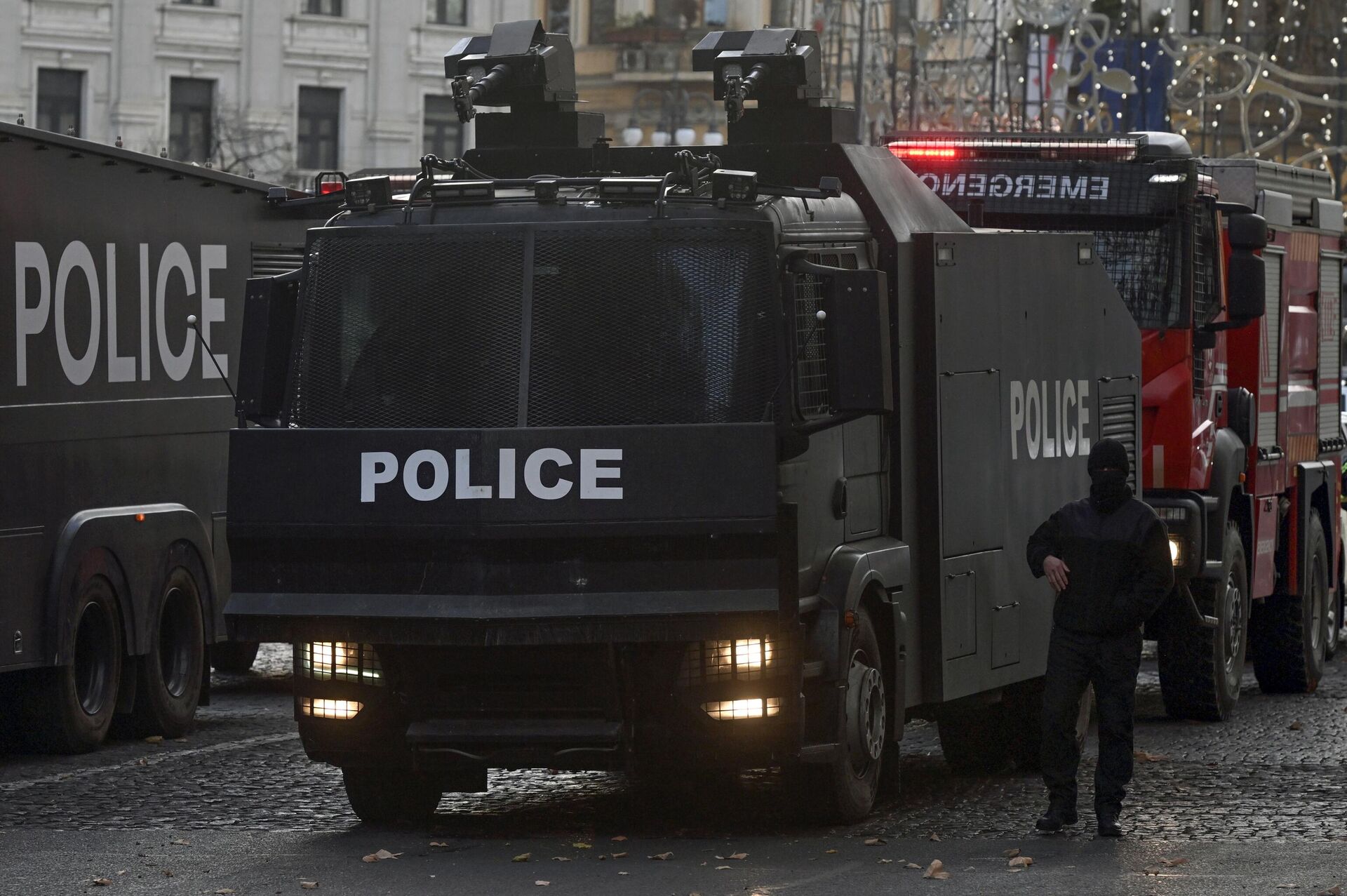 Спецавтомобили полиции во время акции протеста оппозиции на выборах президента Грузии в Тбилиси - РИА Новости, 1920, 06.02.2025