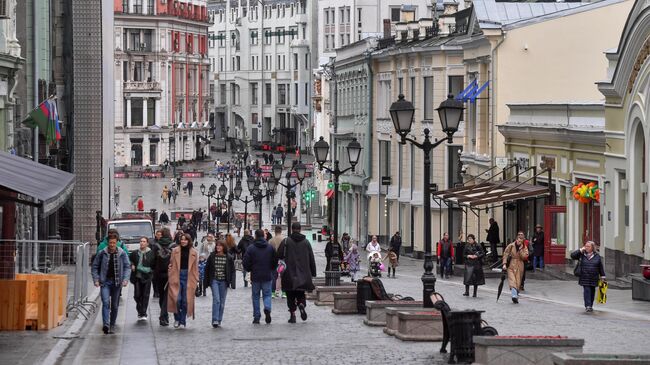 На улице Кузнецкий Мост в Москве