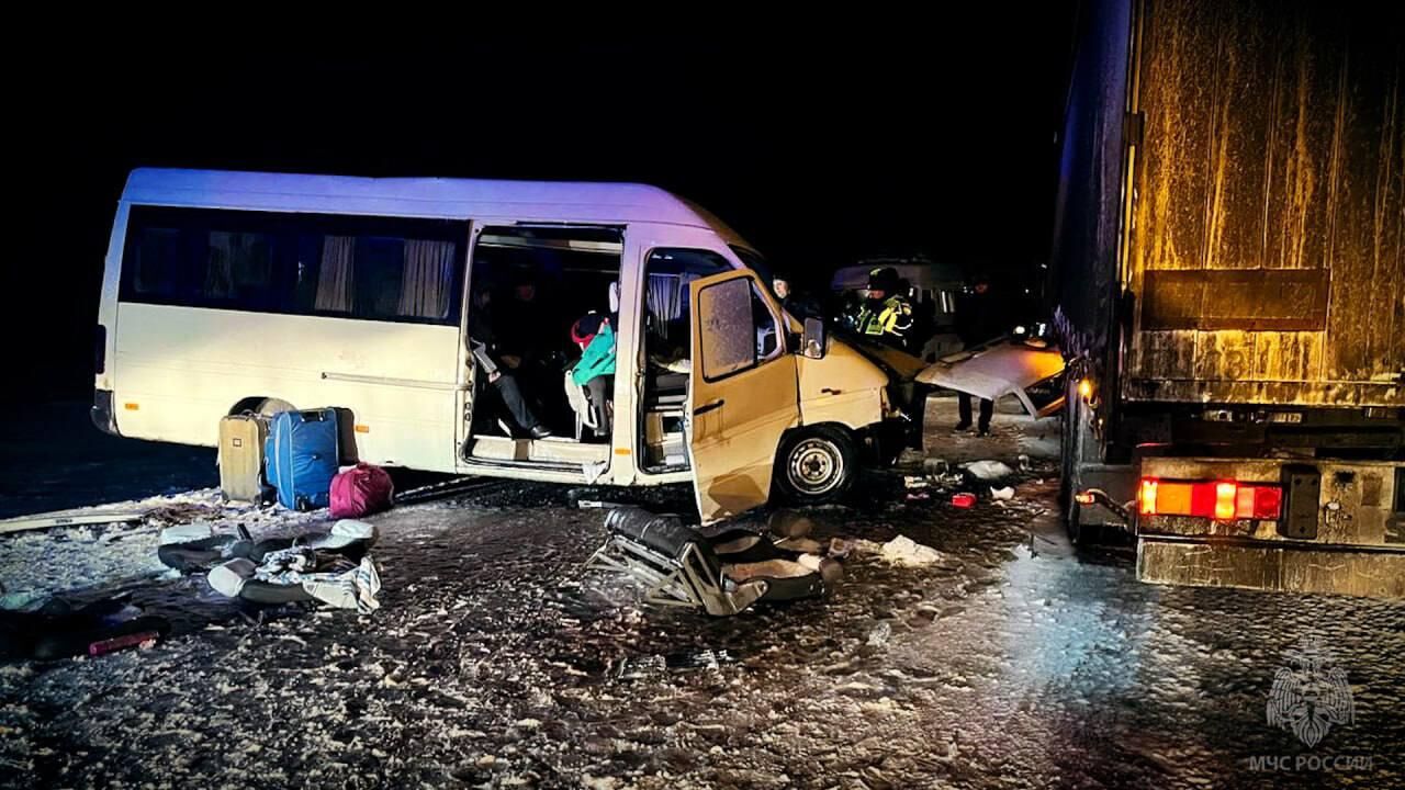  Место столкновения грузовика и микроавтобуса в селе Чугинка в ЛНР. 15 декабря 2024 - РИА Новости, 1920, 15.12.2024