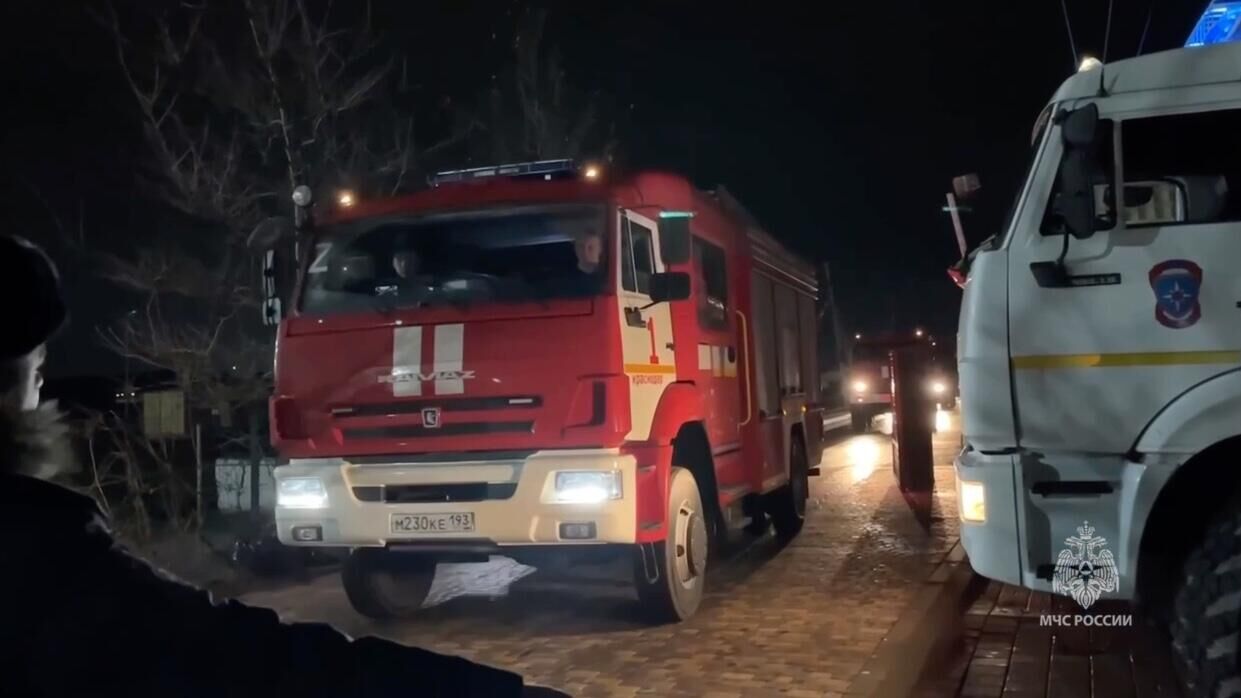 Дополнительные аэромобильные группировки Донского спасательного МЧС, ЮРПСО, ГУ МЧС по Краснодарскому краю, прибывшие для ликвидации последствий чрезвычайного происшествия в Керченском проливе - РИА Новости, 1920, 16.12.2024