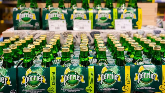 Бутылки с минеральной водой Perrier