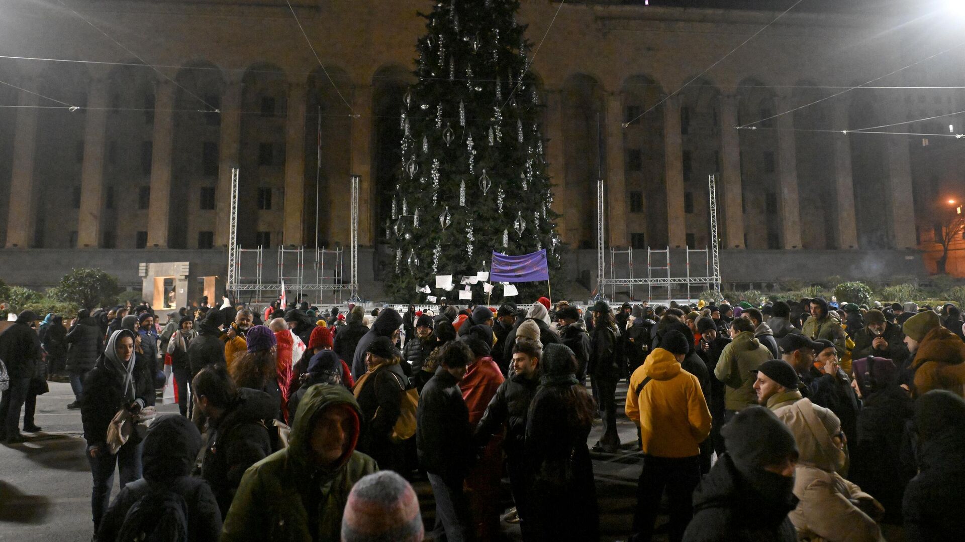 Участники акции протеста в Тбилиси. Протестующие против приостановки властями Грузии переговоров с ЕС - РИА Новости, 1920, 16.12.2024