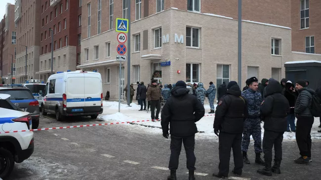 Сотрудники спецслужб на месте взрыва около жилого дома на Рязанском проспекте