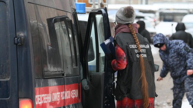 Сотрудники спецслужб на месте взрыва около жилого дома на Рязанском проспекте