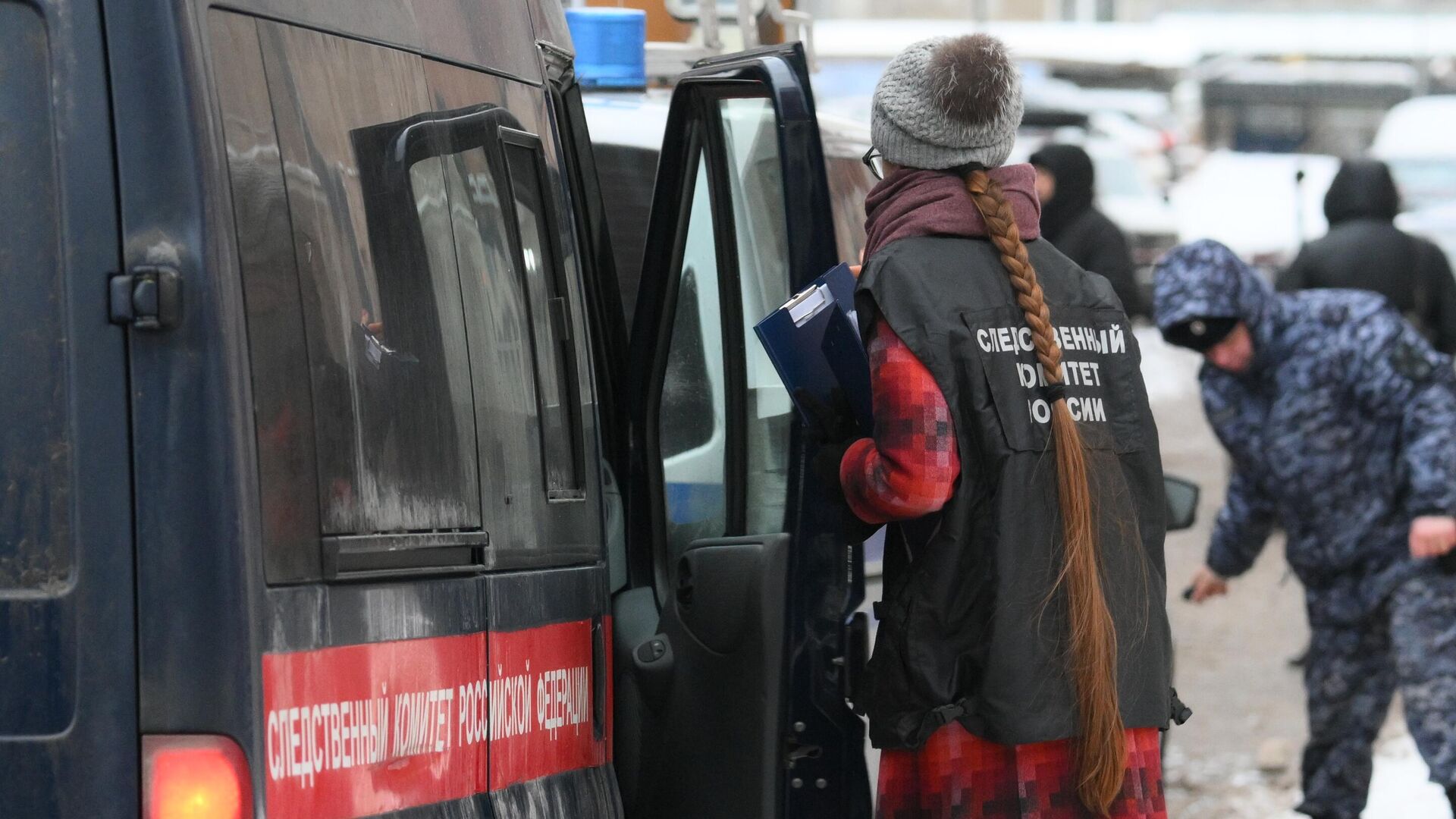 Сотрудники спецслужб на месте взрыва около жилого дома на Рязанском проспекте - РИА Новости, 1920, 17.12.2024