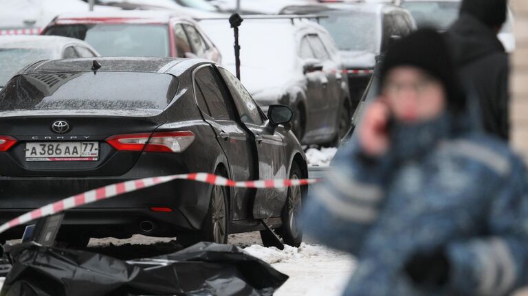 Сотрудники спецслужб на месте взрыва около жилого дома на Рязанском проспекте