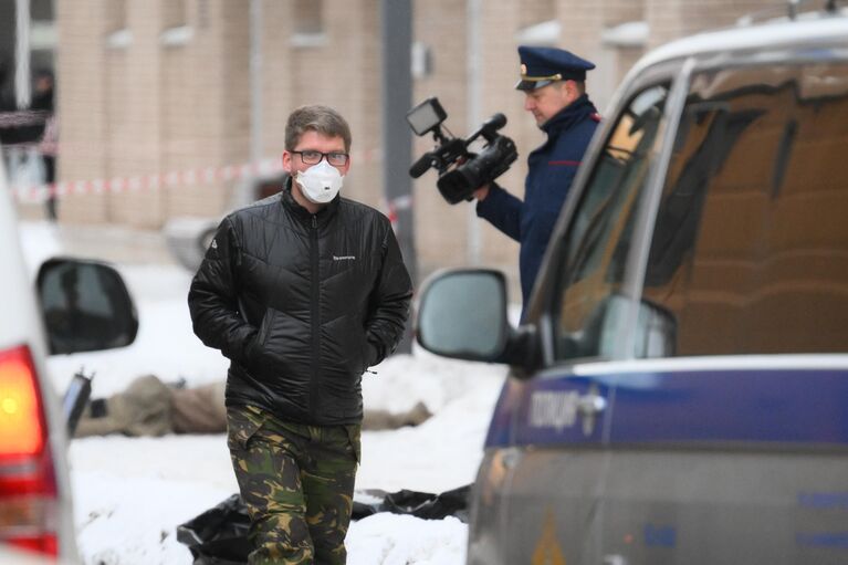 Сотрудники спецслужб на месте взрыва около жилого дома на Рязанском проспекте