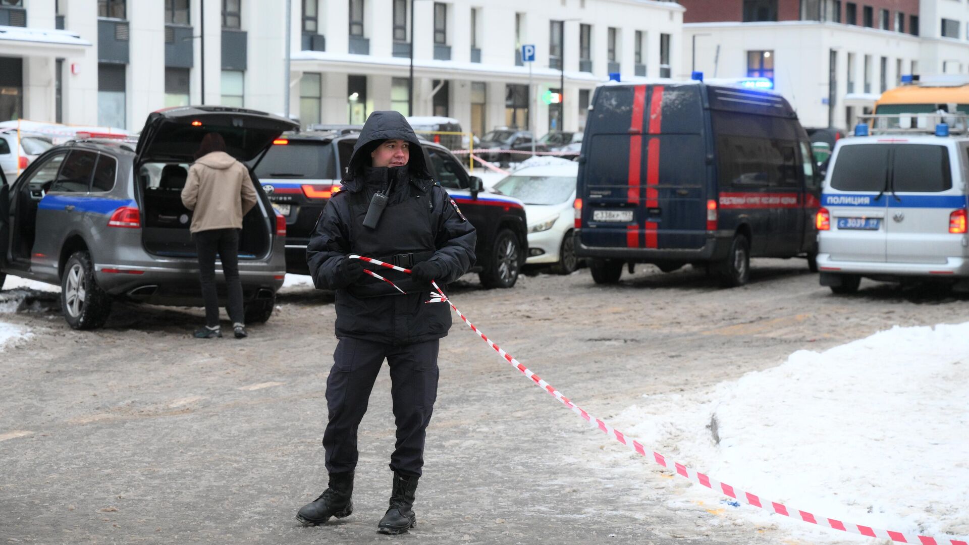 Сотрудники спецслужб на месте взрыва около жилого дома на Рязанском проспекте - РИА Новости, 1920, 17.12.2024