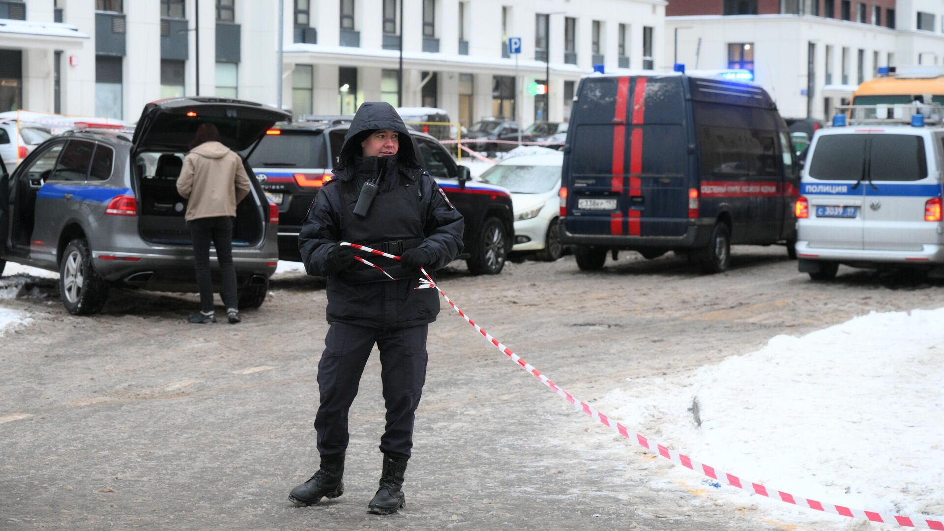 Сотрудники спецслужб на месте взрыва около жилого дома на Рязанском проспекте - РИА Новости, 1920, 17.12.2024