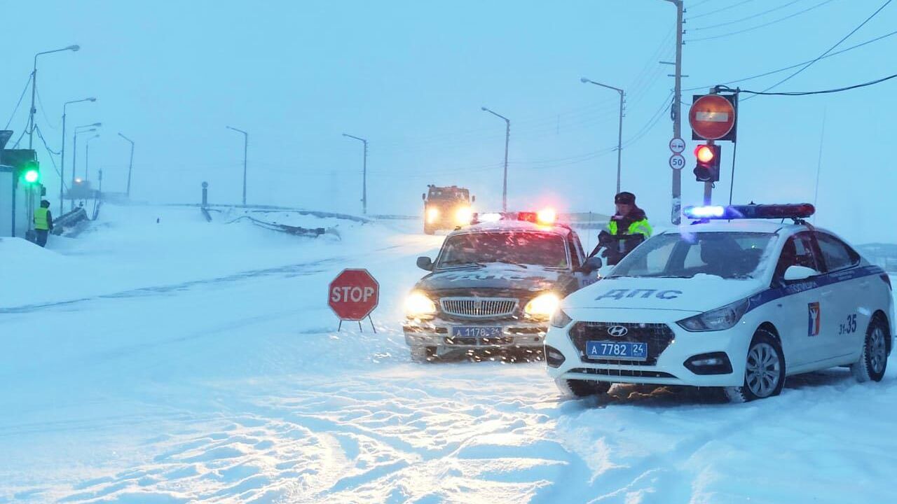 Госавтоинспекция призвала водителей учитывать зимние условия в поездках - РИА Новости, 1920, 28.12.2024