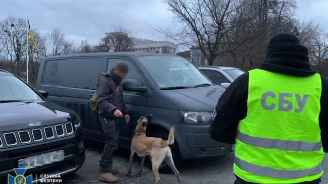 Сотрудники СБУ во время контрразведывательных мероприятий в правительственном квартале Киева