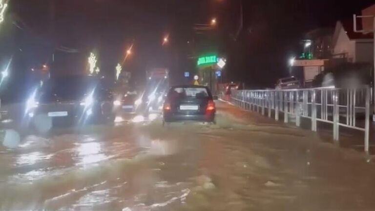 Последствия сильных дождей в Сочи. Кадр видео